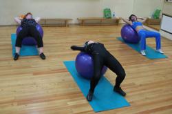 Упражнение для спины на мяче
